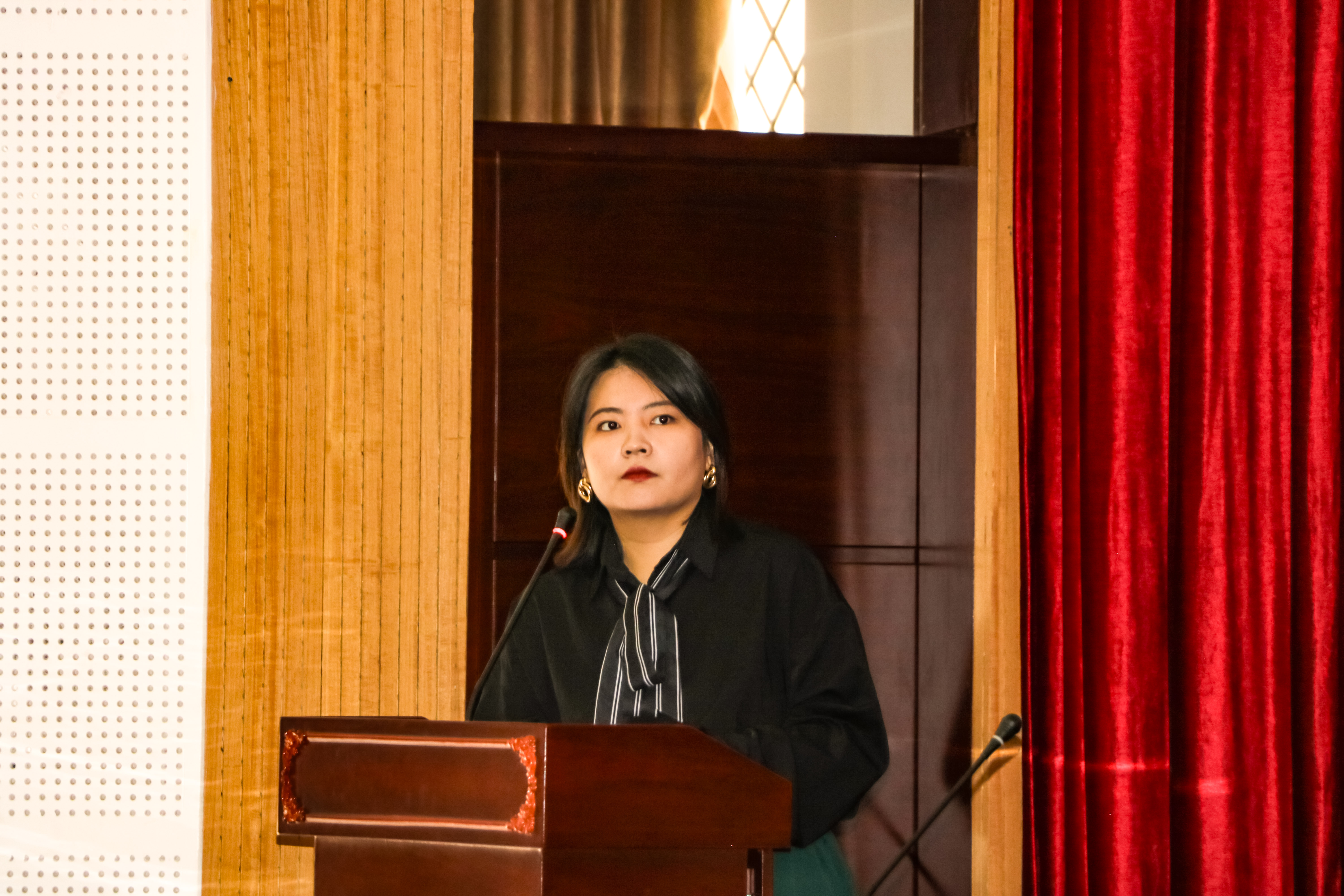 Teacher Chenxi Wang conducts Freshmen orientation during the 2024 Open day 