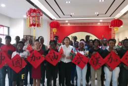students and teachers supporting China
